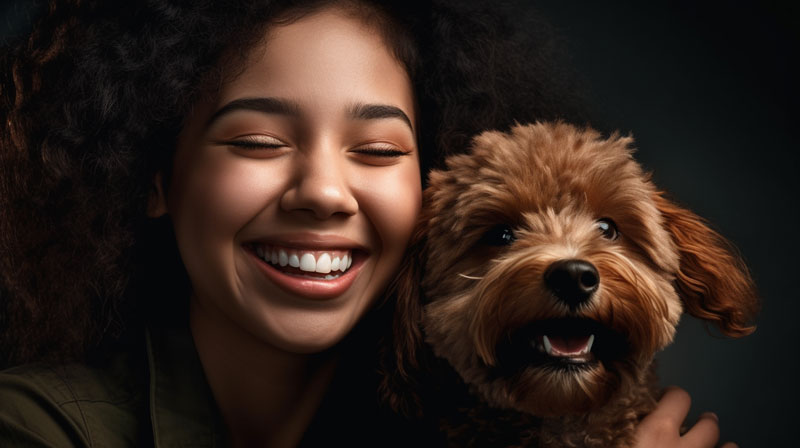 Mulher e cão sorrindo. Foto em close